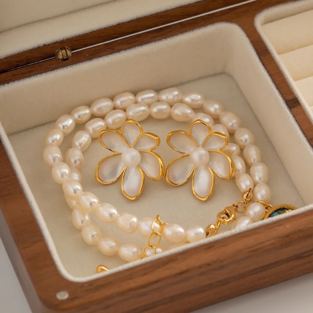◾️18k Gold Plated White Enamel Pearl Flower Earrings